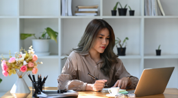 woman-watching-webinar-260x144